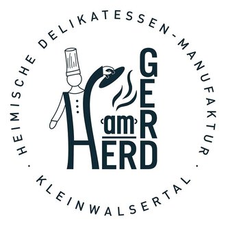 Ein Logo einer Delikatessen-Manufaktur mit einem Kochsymbol. Der Name "GER am HERD" steht im Mittelpunkt, umgeben von weiteren Informationen. | © Gerd am Herd | Gerd Hammerer Logo