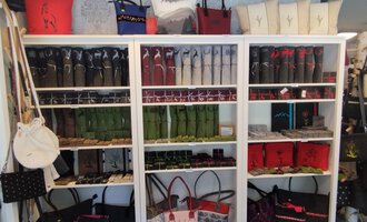 Ein Regal mit verschiedenen Taschen in verschiedenen Farben und Formen. Die Taschen sind ordentlich angeordnet und bieten eine vielfältige Auswahl. | © Chrömle Schönes aus Filz | N. Lughammer