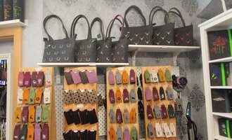 Ein Geschäft zu sehen, das mit Taschen und Accessoires dekoriert ist. An den Wänden hängen verschiedene Handtaschen und farbige kleine Artikel. | © Chrömle Schönes aus Filz | N. Lughammer