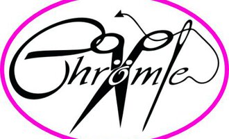 Ein elegantes Logo mit Scheren und dem Schriftzug "Chrömle". Die Hauptfarben sind Schwarz und Pink.