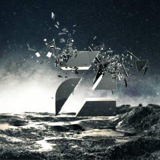 Ein dynamisches Logo, das aus Bruchstücken besteht und in der Luft schwebt. Der Hintergrund ist dunkel und mysteriös, was eine besondere Atmosphäre erzeugt.