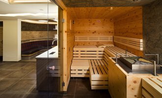 Ein moderner Saunabereich aus Holz mit gemütlichen Liegen. Der Raum ist hell und einladend gestaltet. | © Hotel Leitner