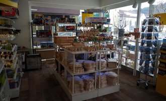 Ein Geschäft mit verschiedenen Spielwaren und Souvenirs. Regale sind mit bunten Produkten und Holzspielzeugen gefüllt. | © Der Bunte Laden | Romana Volderauer