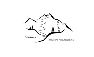Ein minimalistisches Logo mit Bergen, einem Pfad und einigen Bäumen. Der Slogan „Raus ins Naturerlebnis“ lädt zu Abenteuern in der Natur ein. | © Bergmaika.at | Marion Edlinger