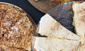 A table with various delicious cakes and pastries. Among them are a crispy braid and a creamy cheesecake. | © Einkehr Guntschau