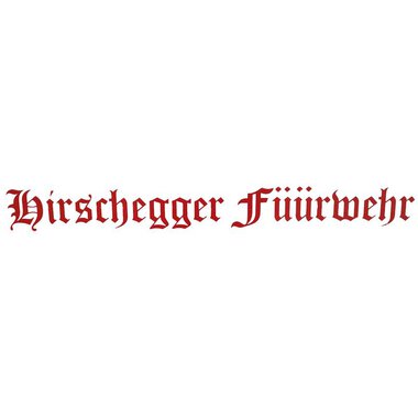 Ein Schild mit der Aufschrift "Hirschegger Feuerwehr" in roten Buchstaben. Die Buchstaben sind in einer dekorativen Schriftart gestaltet. | © Kleinwalsertal Tourismus | Feuerwehr Hirschegg