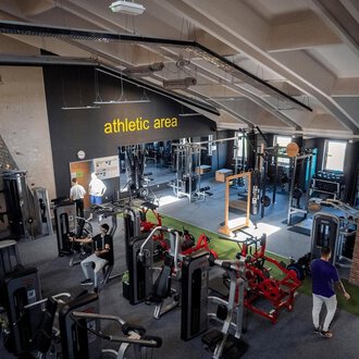 A modern fitness room with various training equipment. The atmosphere is bright and inviting, perfect for physical activities. | © Fitness Inform Oberstdorf