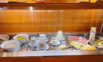 A rich breakfast buffet with various types of cheese, cold cuts, yogurt, muesli, and fresh fruit. Milk and juices are also available. | © Hotel Garni Adler | Mennel&Feurstein Immo Invest GmbH