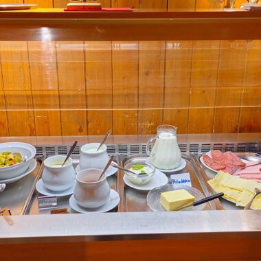 A rich breakfast buffet with various types of cheese, cold cuts, yogurt, muesli, and fresh fruit. Milk and juices are also available. | © Hotel Garni Adler | Mennel&Feurstein Immo Invest GmbH