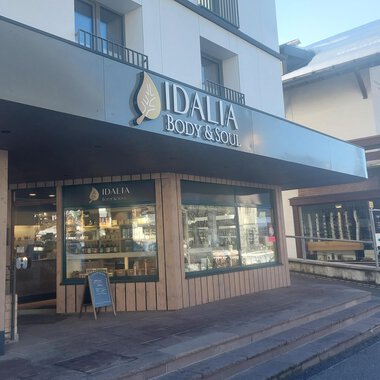 Ein Geschäft mit der Aufschrift "IDALIA BODY & SOUL" ist sichtbar. Es ist modern gestaltet und hat große Fenster, die einen Blick ins Innere ermöglichen. | © IDALIA | S. Lorenz