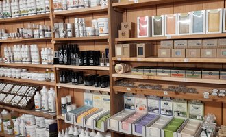 A shelf full of products in a store. There are bottles, cans, and packages in various colors and sizes visible. | © iKuh Schöne Ideen | Daniela Neumann