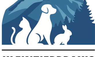 Ein Logo einer Kleintierpraxis. Es zeigt eine Hund, eine Katze und ein Kaninchen vor einer Berglandschaft.