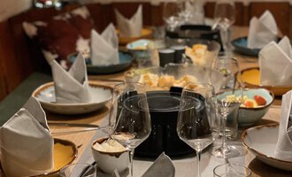 Ein schön gedeckter Tisch mit verschiedenen Tellern und Gläsern. Die Tafel ist festlich dekoriert und lädt zum Essen ein. | © Kuhstall | Uwe Nagel