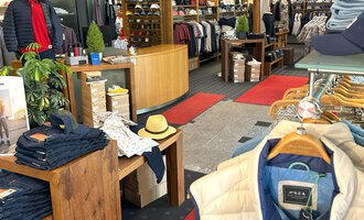 Ein moderner Bekleidungsladen mit einem hellen, einladenden Ambiente. Regale voller Kleidung und Accessoires sind gut angeordnet, um den Kunden eine angenehme Einkaufserfahrung zu bieten. | © Moosbrugger Mode e.U.