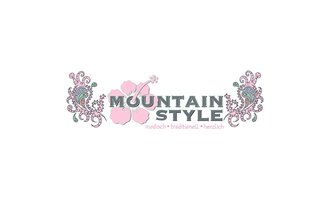 A creative logo with the text "MOUNTAIN STYLE". The design is fashionable and traditional with floral patterns. | © mountain_styleV2_rosa Logo