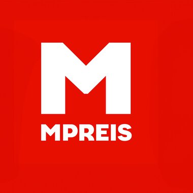 Ein rotes Logo mit einem großen weißen "M" und dem Schriftzug "MPREIS" darunter. Das Design ist modern und auffällig. | © Logo MPreis