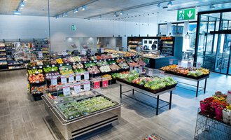 Ein moderner Supermarkt mit einer großen Auswahl an frischem Obst und Gemüse. Die Regale sind ordentlich angeordnet und bieten eine einladende Atmosphäre. | © MPREIS Warenvertriebs GmbH