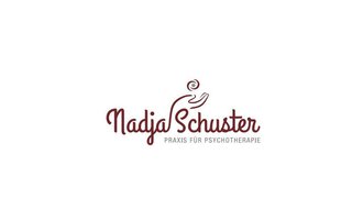 Ein einfaches Logo mit dem Namen "Nadja Schuster" und dem Zusatz "Praxis für Psychotherapie". Die Schrift ist elegant und in einer roten Farbe auf hellem Hintergrund. | © Praxis für therapeutische Unterstützung Logo
