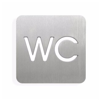 Ein schlichter Hinweis auf eine Toilette, dargestellt auf einem Silberstahl-Schild. Die Buchstaben "WC" sind in Weiß hervorgehoben. | © Öffentliches WC in Hirschegg