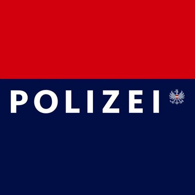 A police sign with the word "POLICE" in large letters. It is in the colors blue and red. | © Polizeiinspektion Kleinwalsertal Logo