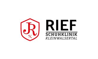 Ein stilisiertes Logo mit den Buchstaben "JR" in roter Schrift. Es ist von einem roten Schild umgeben, darunter sind ein Hammer und ein Schwert abgebildet. | © Schuhklinik Johannes Rief Signatur Logo