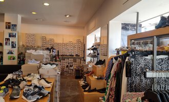 Ein Geschäft mit verschiedenen Schuhen und Kleidung. Die Regale sind voll mit Schuhkartons und die Atmosphäre wirkt freundlich und einladend. | © Schuhhaus Schuster | Marietta Diehl