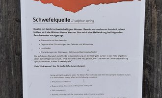 Informationstafel zum Walser Kulturweg. Es geht um die Schwefelquelle und deren historische Bedeutung. | © Kleinwalsertal Tourismus | Veronika Senn