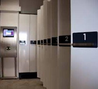 A modern storage room with white cabinets and a digital control unit. Cabinet number 1 is clearly visible in the foreground. | © Sport Pauli GmbH