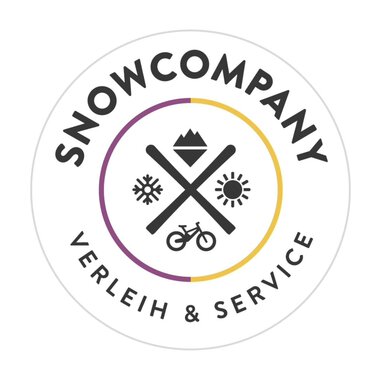 Ein rundes Logo mit dem Namen "SNOWCOMPANY". Es zeigt Symbole für Ski, Sonnenschein und Fahrräder, sowie den Zusatz "Verleih & Service". | © Ifen Experience Center Snowcompany Logo