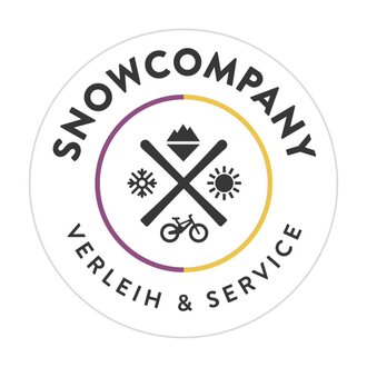 A round logo with the name "SNOWCOMPANY". It features symbols for skiing, sunshine, and bicycles, as well as the addition "Rental & Service". | © Ifen Experience Center Snowcompany Logo