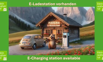 Eine rustikale Pizzeria in den Bergen mit einer E-Ladestation. Ein Bär steht neben einem alten Auto und bezieht die Aufmerksamkeit der Passanten.