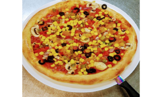 Eine köstliche Pizza mit buntem Belag aus Gemüse, Oliven und Mais. Der goldene Rand ist knusprig und einladend.