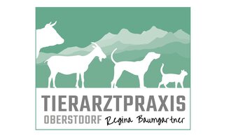 Das Logo einer Tierarztpraxis zeigt eine Reihe von stilisierten Tieren, darunter eine Kuh, eine Ziege, einen Hund und eine Katze. Der Hintergrund ist in verschiedenen Grüntönen gehalten, mit dem Schriftzug "Tierarztpraxis Oberstdorf" darunter. | © Logo Regina Baumgartner