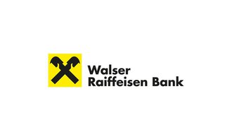 Ein Logo der Walser Raiffeisen Bank. Es zeigt zwei gekreuzte Werkzeuge auf gelbem Hintergrund. | © Walser Raiffeisen Bank AG Logo