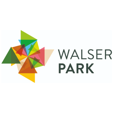 Ein farbenfrohes Logo mit geometrischen Formen und dem Schriftzug "Walser Park". Die Designs bestehen aus verschiedenen, leuchtenden Farben. | © WalserPark Riezlern Logo
