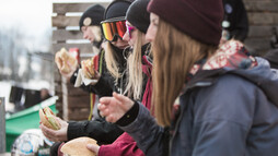 Burger im Crystal Ground  | © Kleinwalsertal Tourismus eGen | Fotograf: Mariell Vikkisk