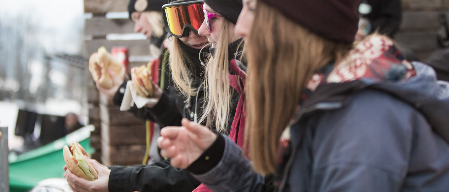 Burger im Crystal Ground  | © Kleinwalsertal Tourismus eGen | Fotograf: Mariell Vikkisk