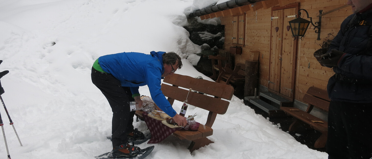 Genuss-Schneeschuhtour mit Herbert Edlingera | © Kleinwalsertal Tourismus eGen | Fotograf: Antje Pabst