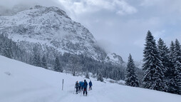 Skitour Bärgunttal Richtung Karlstor  | © Kleinwalsertal Tourismus eGen | Fotograf: Katharina Kleiter