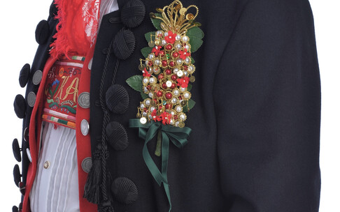 Dress of a groom with "Bruutschtruß" on the kamisool (heart side) | © Kleinwalsertal Tourismus | Fotograf: Christoffer Leitner