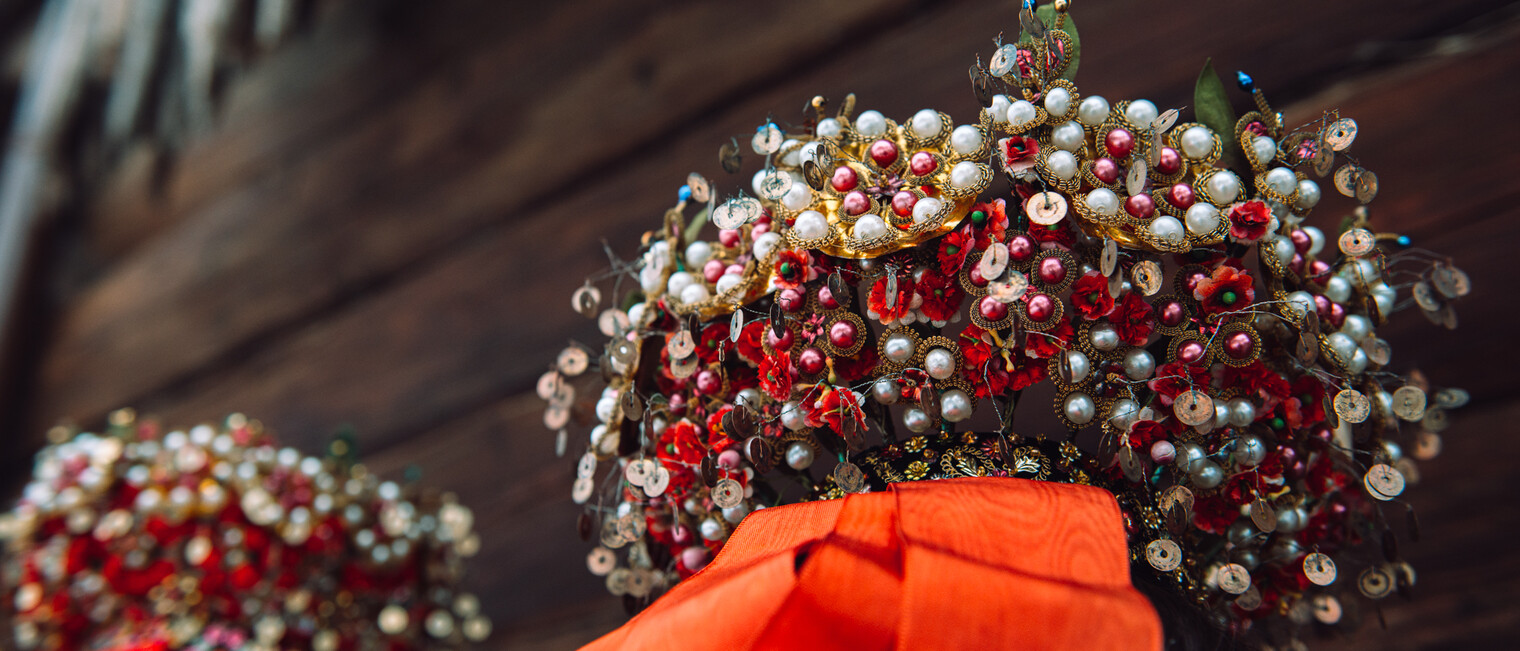 "Chrans" (crown) with red silk ribbons | © Trachtengruppe Kleinwalsertal | Photographer: Stefan Klauser