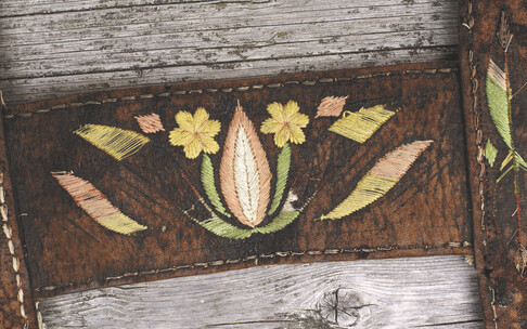 "Hoosaträger" (suspenders) made of brown leather with silk embroidery | © Kleinwalsertall Tourismus | Fotograf: Hans Wiesenhofer