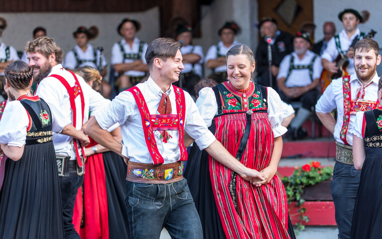 Zum Tanzen und Veranstaltungsbesuchen geht man „gschnürt“ (ohne Kopfbedeckung) | © Kleinwalsertal Tourismus egen | Fotograf: Frank Drechsel
