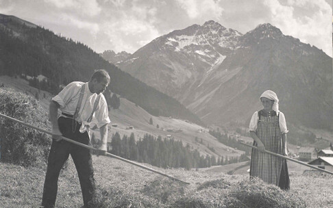 Walser traditional clothing during field work | © Walser Museum