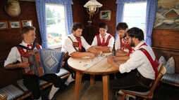 Männertracht beim Kartenspiel | © Trachtengruppe Kleinwalsertal | Fotograf: Jokl Metzger