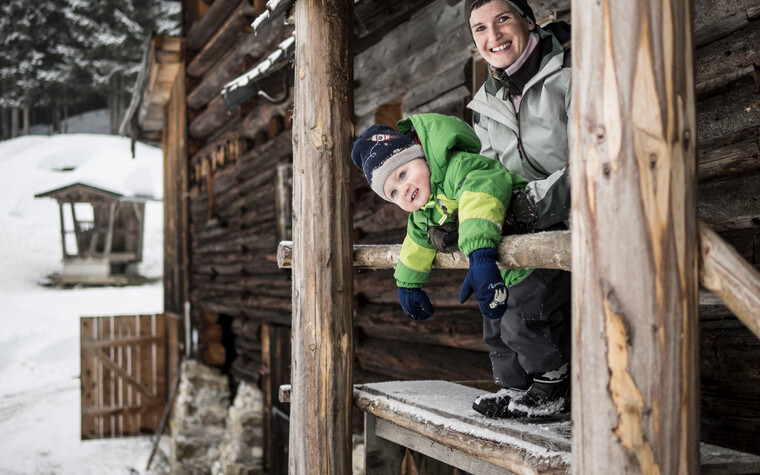 Catharina Zwerger mit Kind bei der Wildtierfütterung | © Kleinwalsertal Tourismus eGen | Fotograf: Andre Tappe