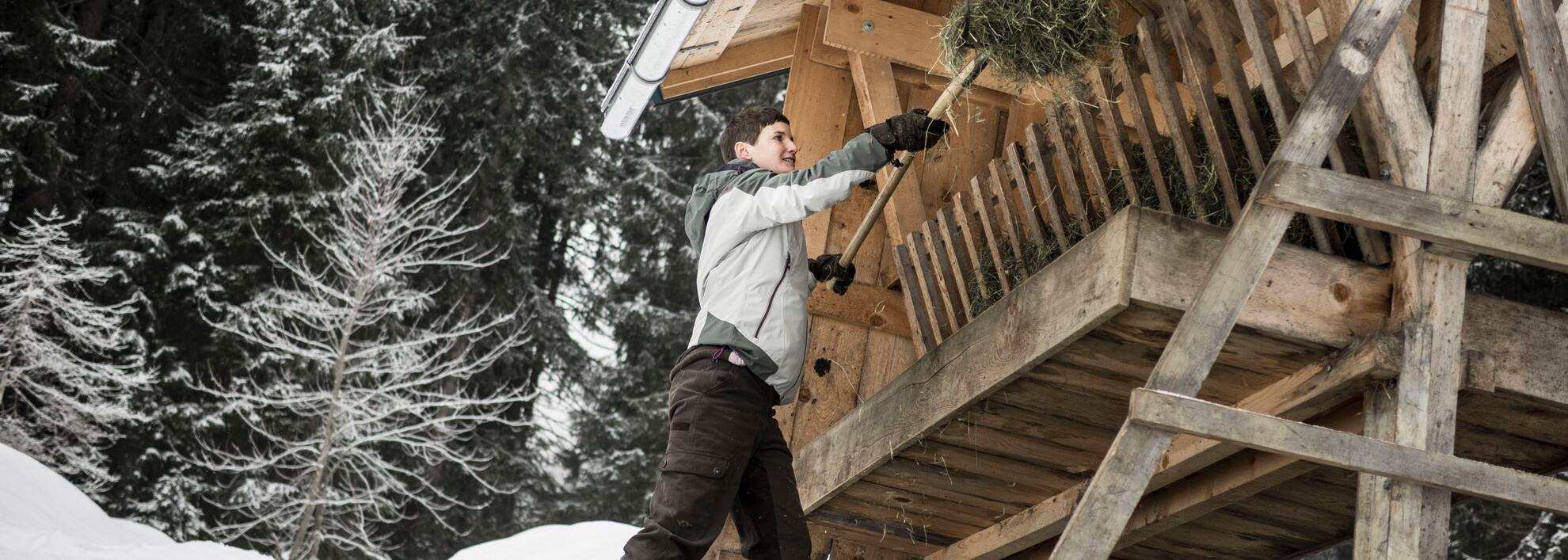 Catharina Zwerger bei der Wildtierfütterung | © Kleinwalsertal Tourismus eGen | Fotograf: Andre Tappe