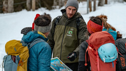 Ein Ranger beantwortet Fragen einer Skitour-Gruppe | © Kleinwalsertal Tourismus eGen | Fotograf: Basti Heckl