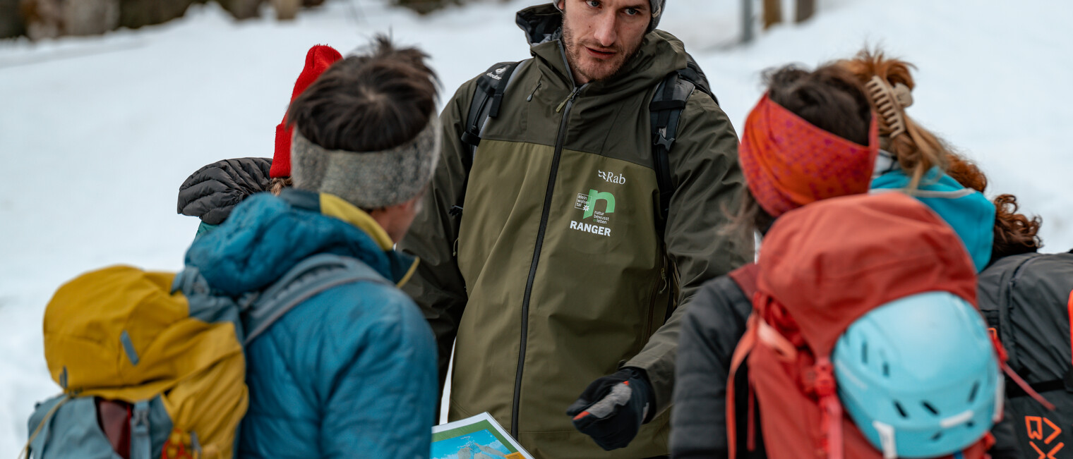 Ein Ranger beantwortet Fragen einer Skitour-Gruppe | © Kleinwalsertal Tourismus eGen | Fotograf: Basti Heckl