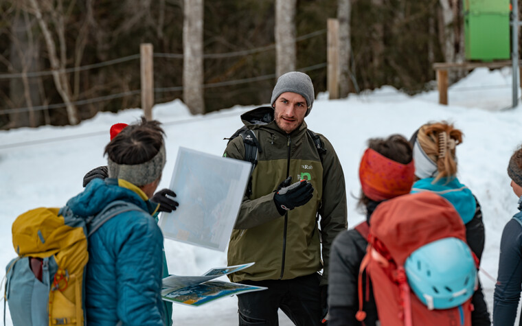 A ranger answers questions from a ski tour group | © Kleinwalsertal Tourismus eGen | Photographer: Basti Heckl